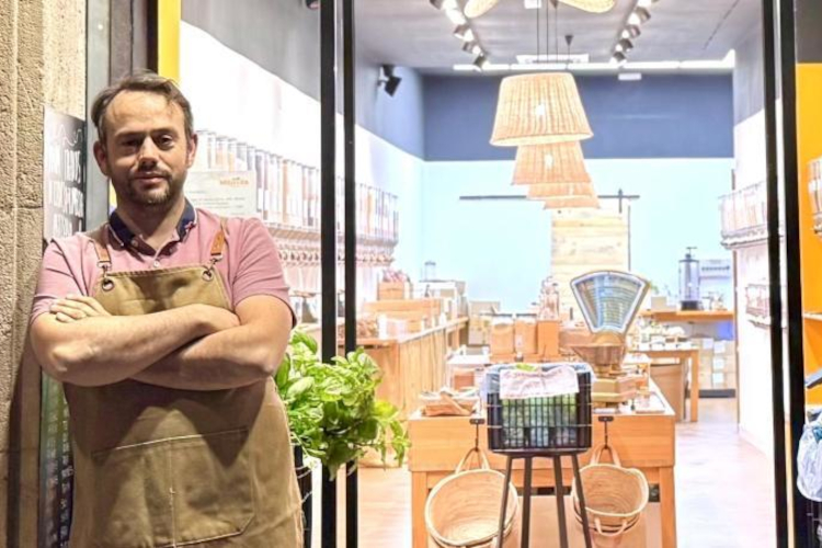 Xabier G. Mitjavila, fundador d’una petita botiga de barri de producte de proximitat